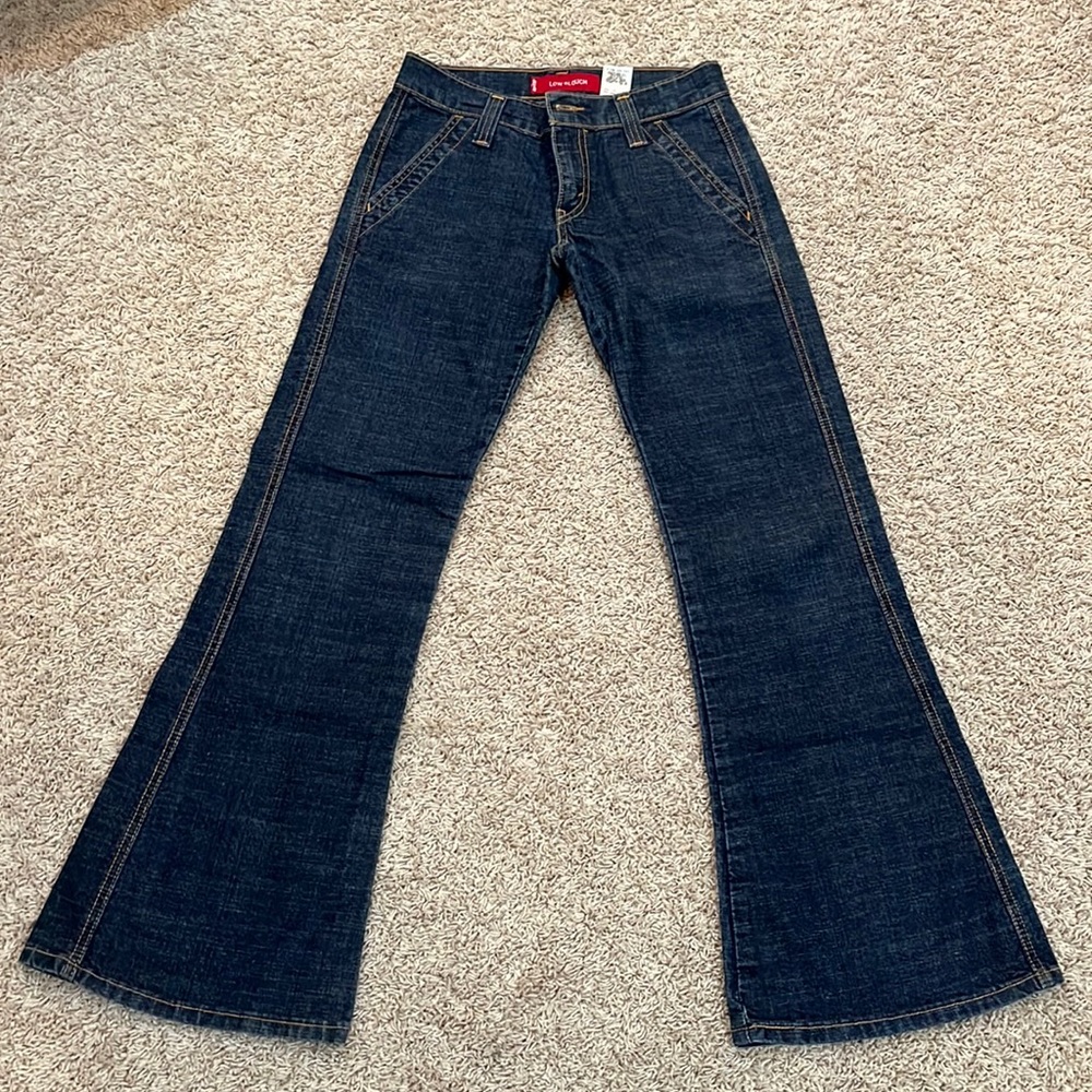 Women’s Levi’s Low Slouch denim jeans, size Junior Medium.